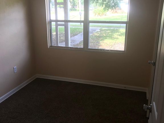 4th image of 2521 Peel Ave