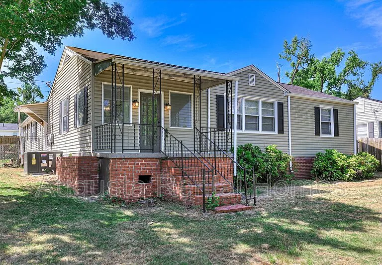 3210 York Dr — Photo 2