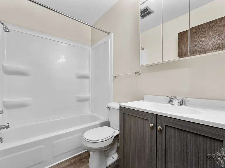 Half Moon Lake Apartments — Photo 11