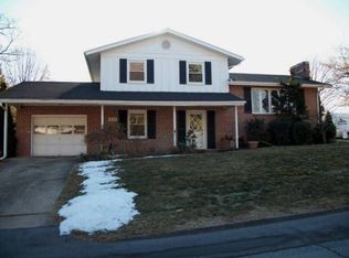 11815 Linbar Dr, Hagerstown, MD 21742