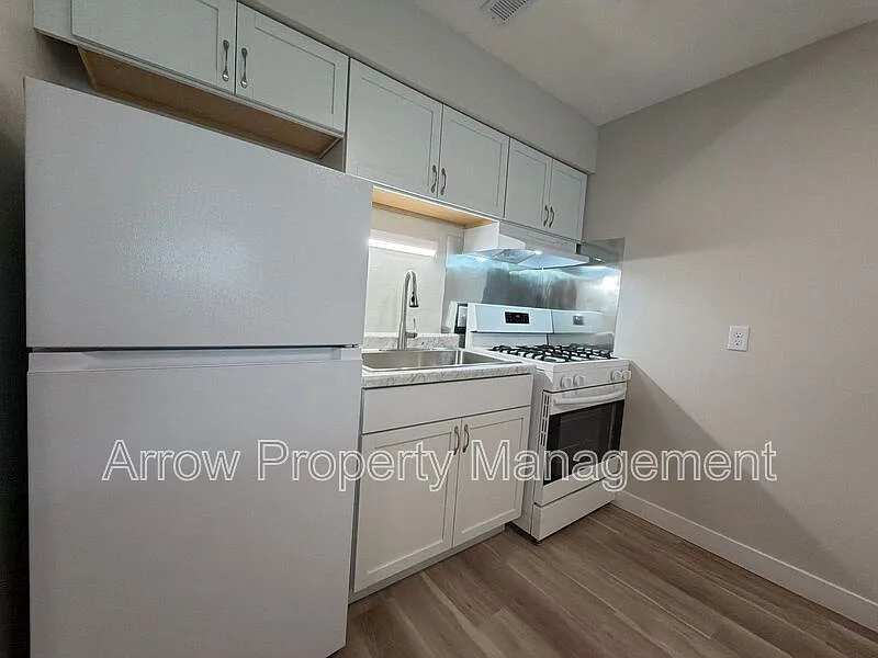 2 bed, 1.0 bath, 790 sqft, $795 — Photo 2