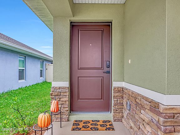 3rd image of 1025 Canfield Cir SE