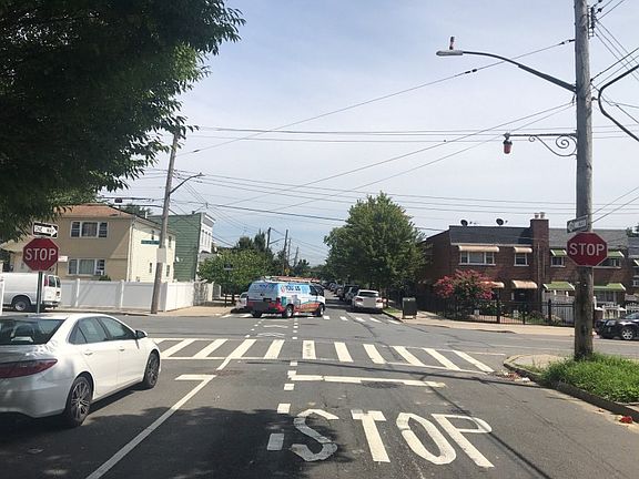 5th image of 939 E 213th St