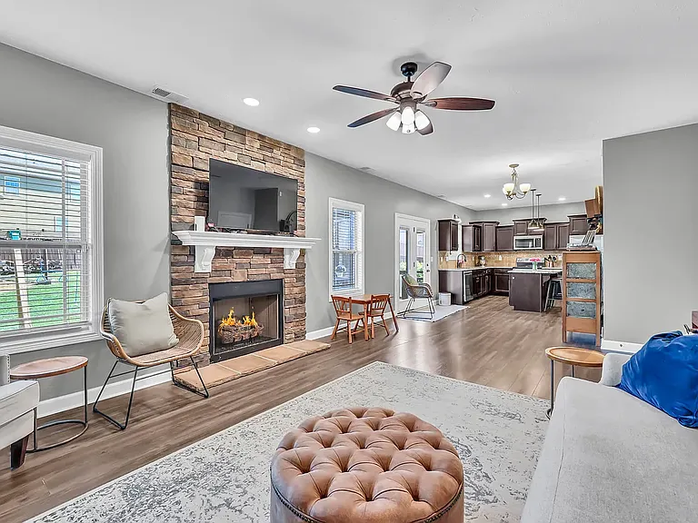 109 Easton Dr — Photo 15
