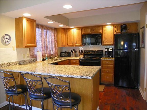 4th image of 20 Elm Ln #D5