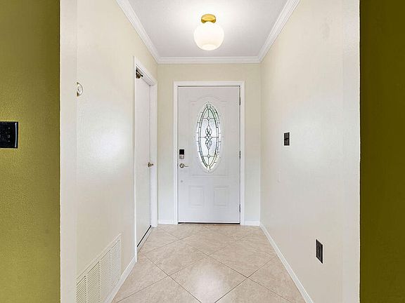 3rd image of 1055 Emerald Ln