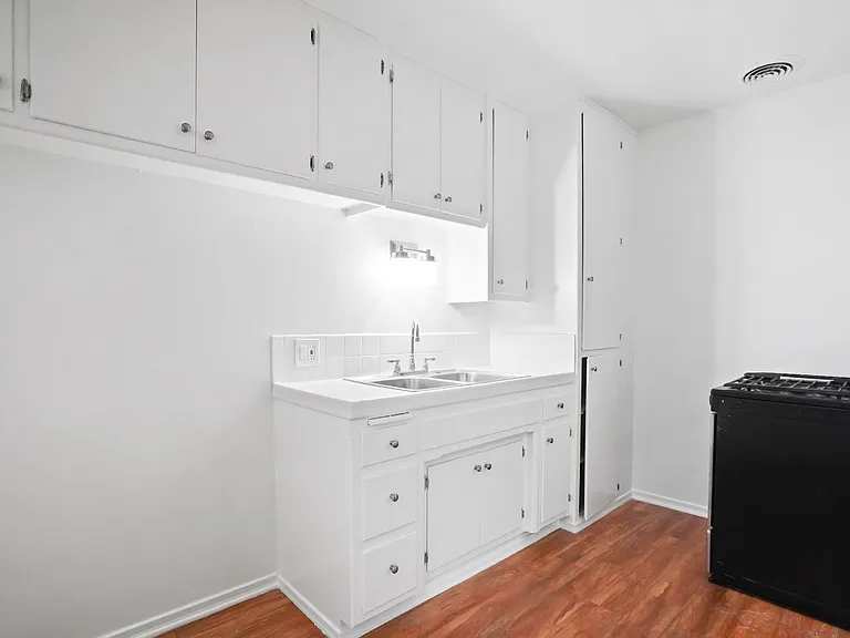 208 Avenue H — Photo 11