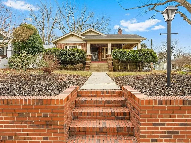 1511 Fairmont St — Photo 3