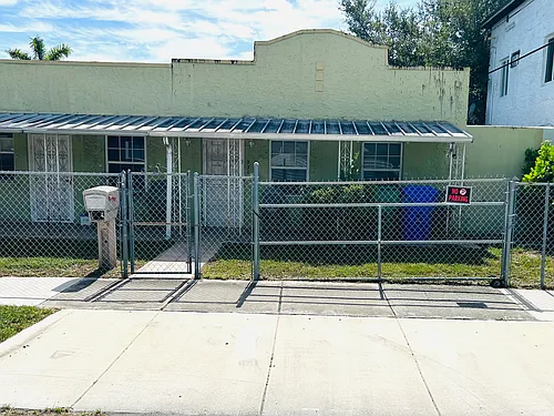 930 SW 18th Ave Photo 1