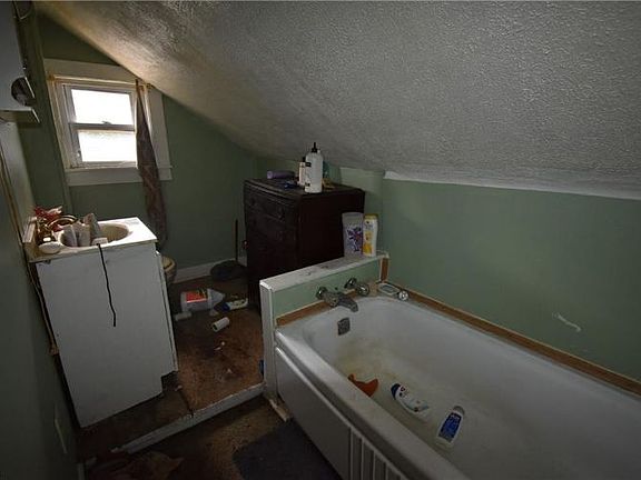 4th image of 989 E 3rd St