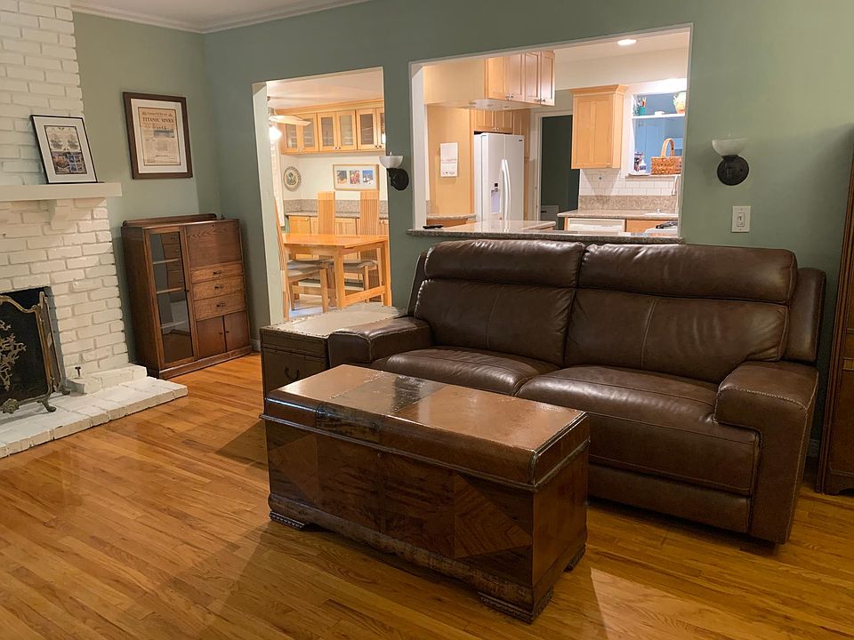 Entry / living room