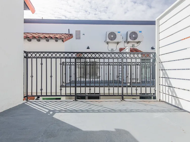 Andreo Avenue Residences — Photo 12