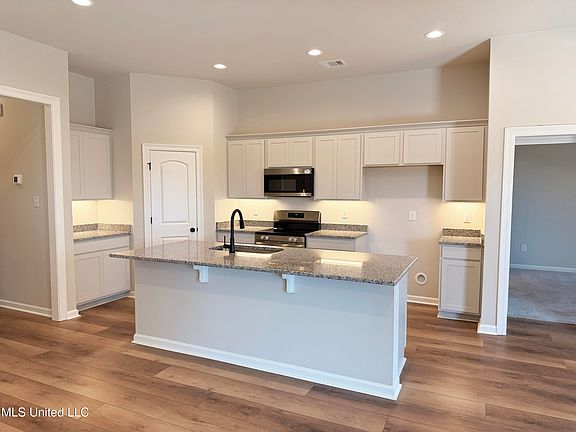 4th image of 18080 Lakeshore Dr