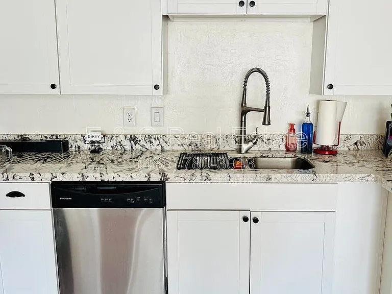 1711 W Montecito Ave — Photo 8