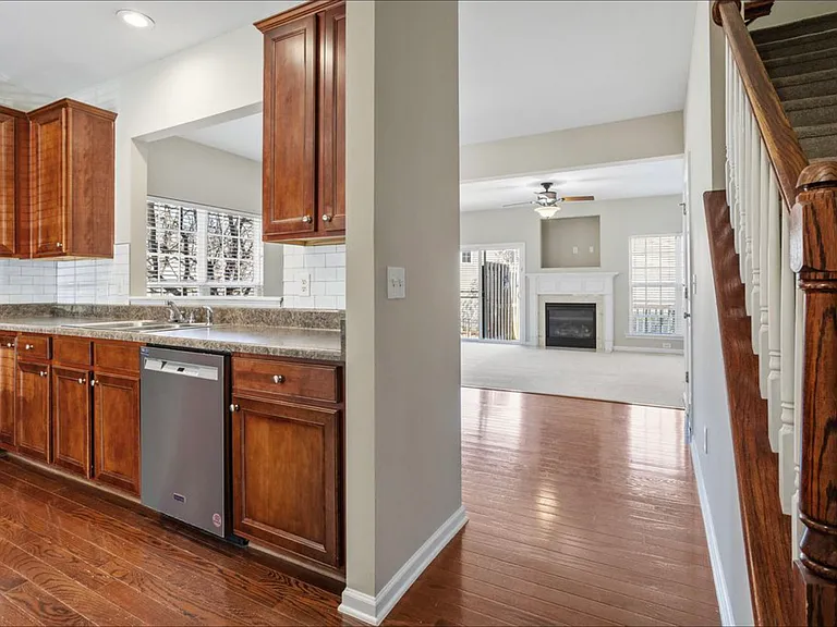305 Anterbury Dr — Photo 5