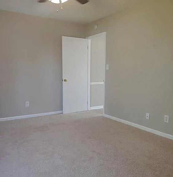 102 Pelham Dr — Photo 17