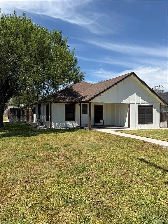 3 bed, 1.0 bath, 1056 sqft, $1,600 — Photo 2