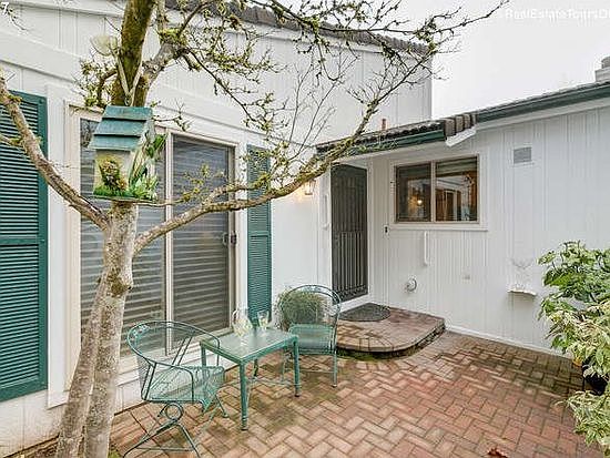 Private entry courtyard