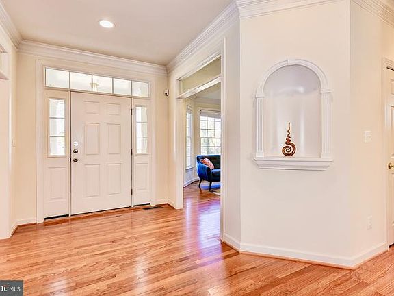2nd image of 1024 Pleasant Cir