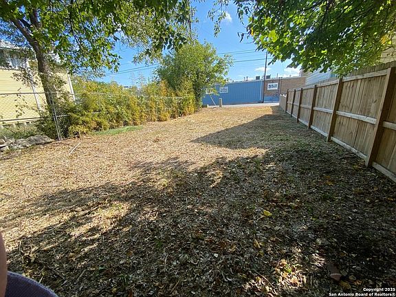 2nd image of 423 N Hackberry St LOT N