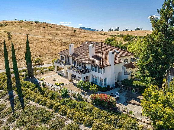 Located in a premium lot, Unit 2 occupies entire first floor and fenced yard