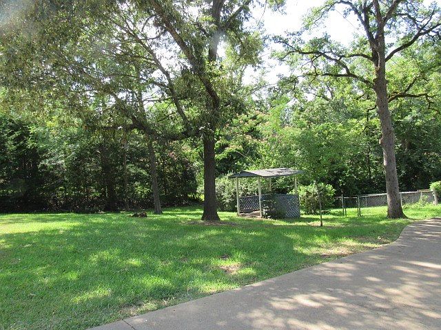 2nd image of 205 Lone Oak Dr