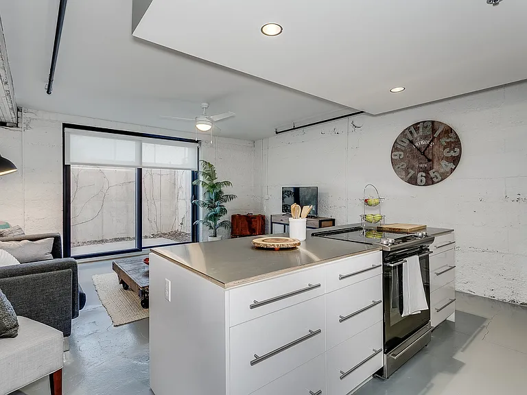 520Commerce — Photo 14