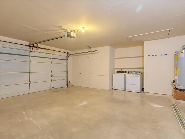 2308 Hillcrest Dr — Photo 19