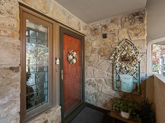3rd image of 224 Woodland Rd Unit 301