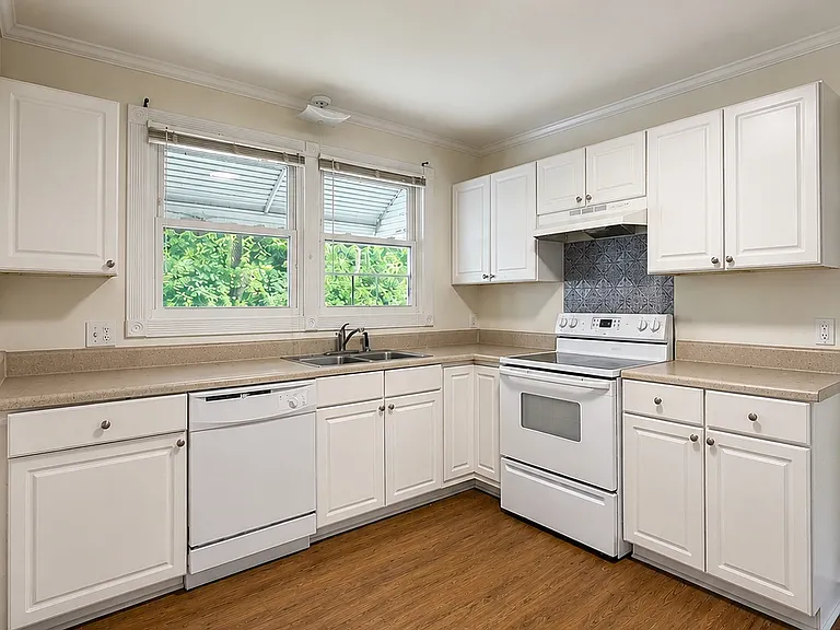 302 Davis Park Rd — Photo 2