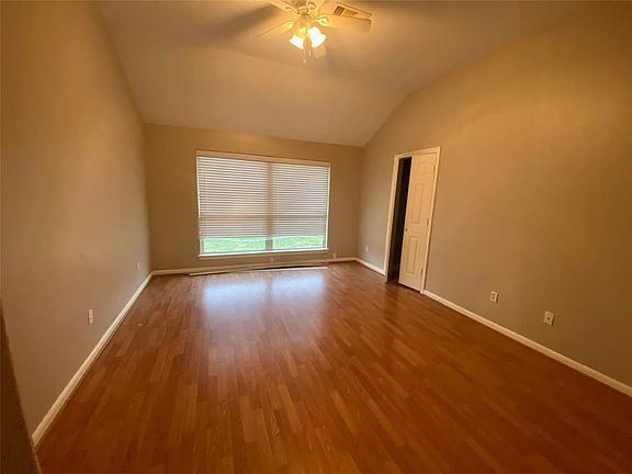 3rd image of 980 Oak Lynn Dr