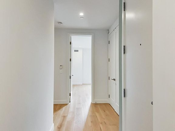 3rd image of 672 Oak St
