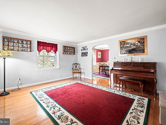 3rd image of 481 Maplewood Rd
