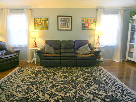 Living room w/Hardwoods