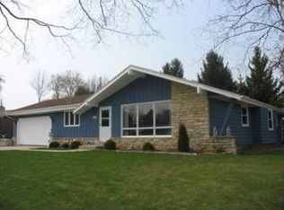 1047 Fairview Dr, Port Washington, WI