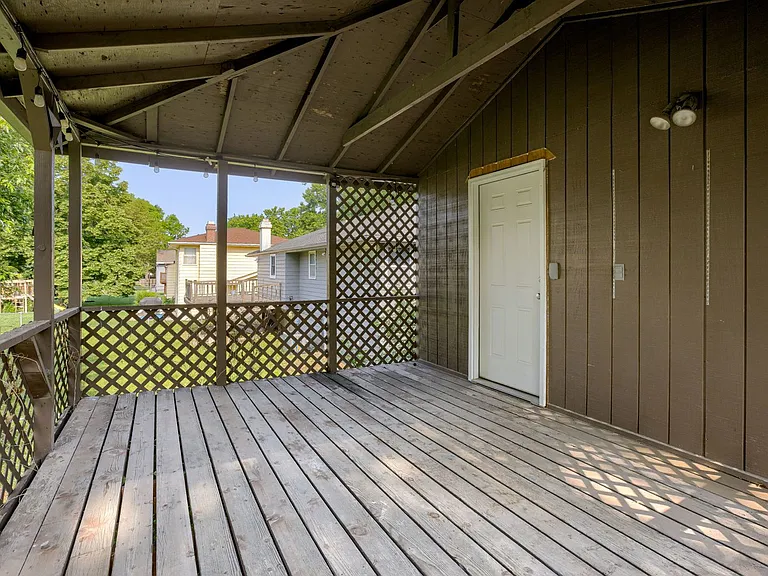 11705 Meredith Ave — Photo 26