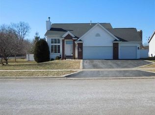 110 Breakaway Trl, Poplar Grove, IL 61065