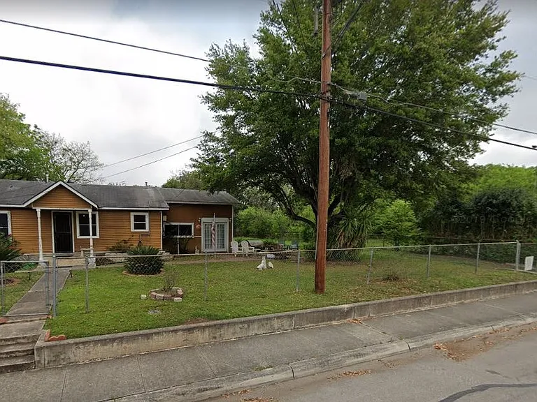 231 Ferris Ave — Photo 2