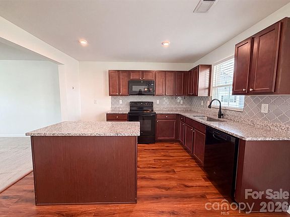 3rd image of 923 Taybyn Rd