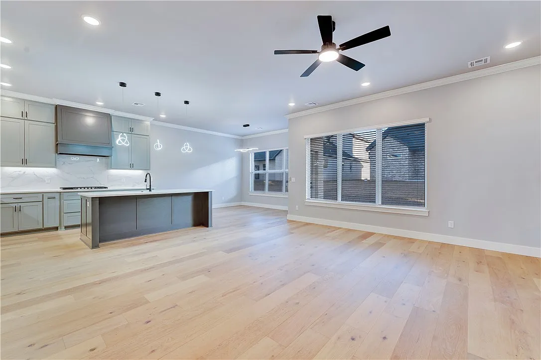 4 bed, 3.0 bath, 2900 sqft, $3,200 — Photo 4