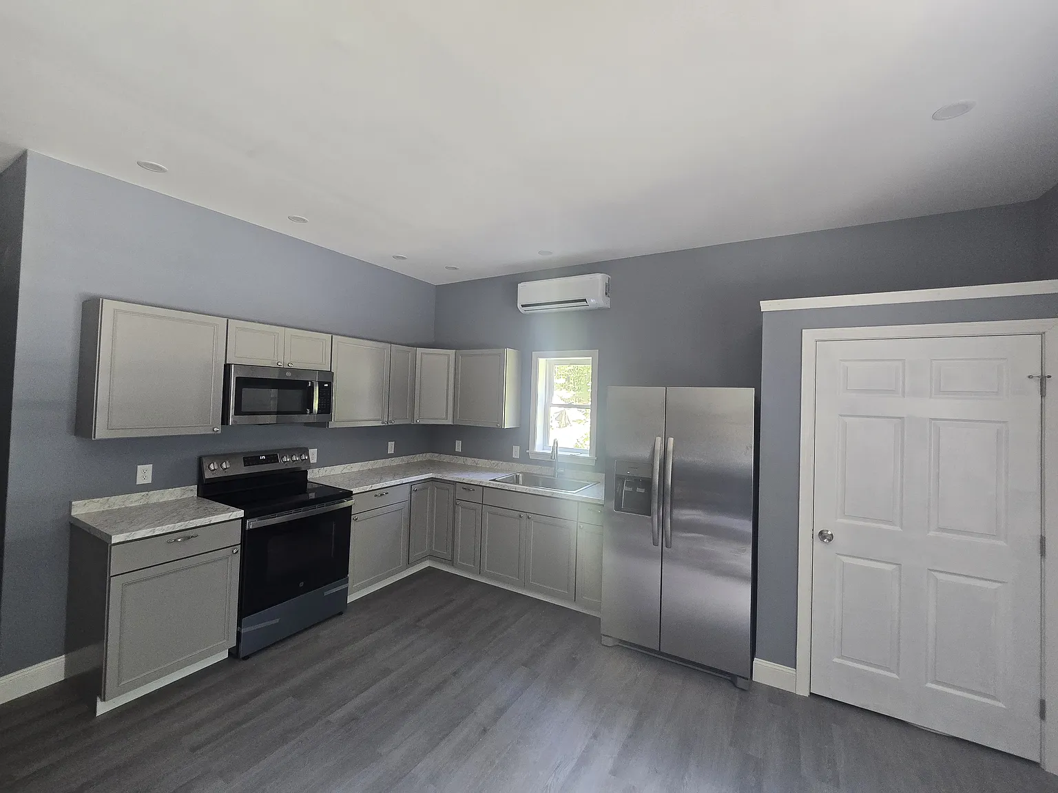 2 bed, 700 sqft, $2,000 — Photo 2