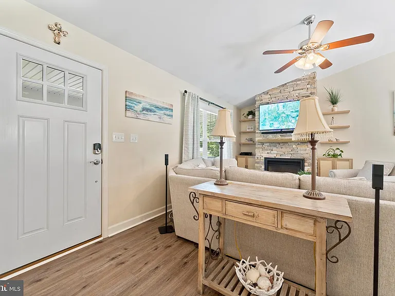 305 Cedar Ln — Photo 6