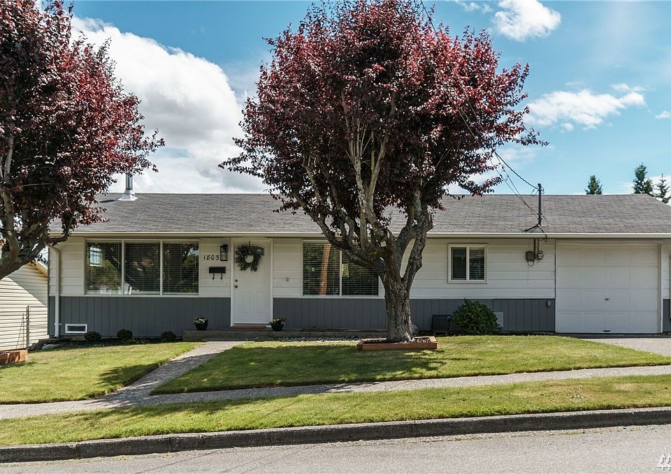 Mid Century Modern in Downtown Anacortes! Urban Chic Rambler w/recent upgrades.