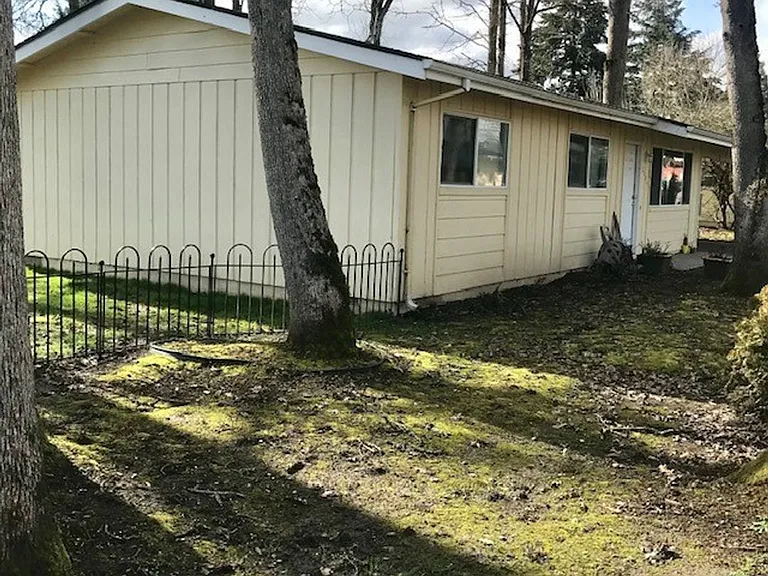 2500-2507 E Hawthorne Dr — Photo 5