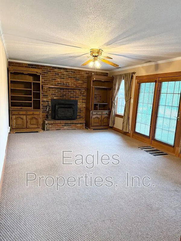 3 bed, 3.0 bath, 2177 sqft, $1,700 — Photo 2