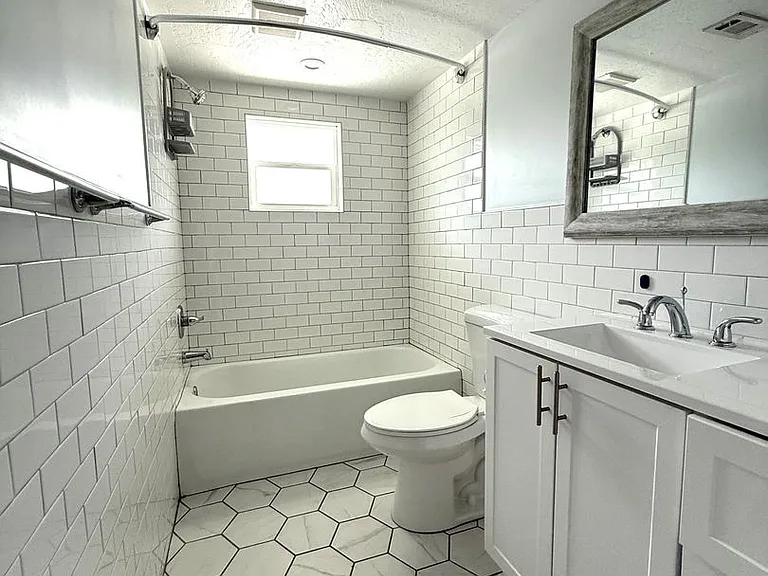 2041 Agora — Photo 23