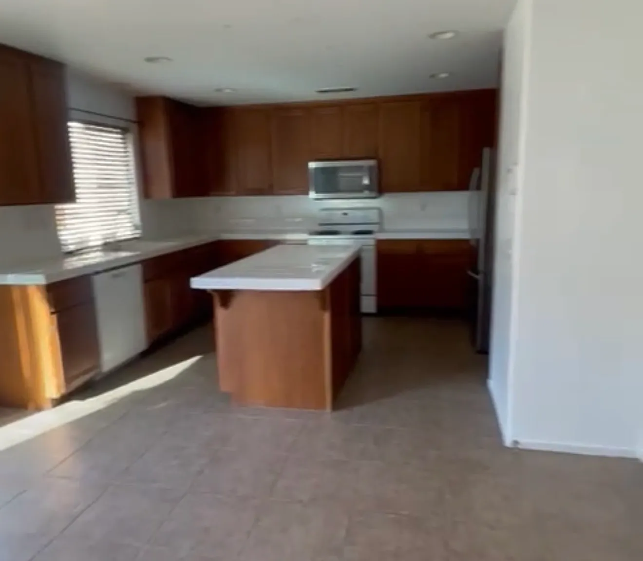 4 bed, 2.5 bath, 2204 sqft, $4,600 — Photo 4