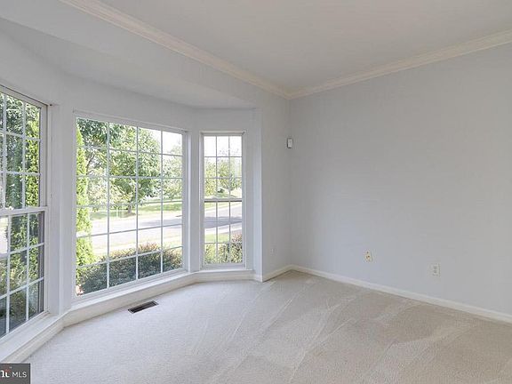 5th image of 1052 Riverdale Cir