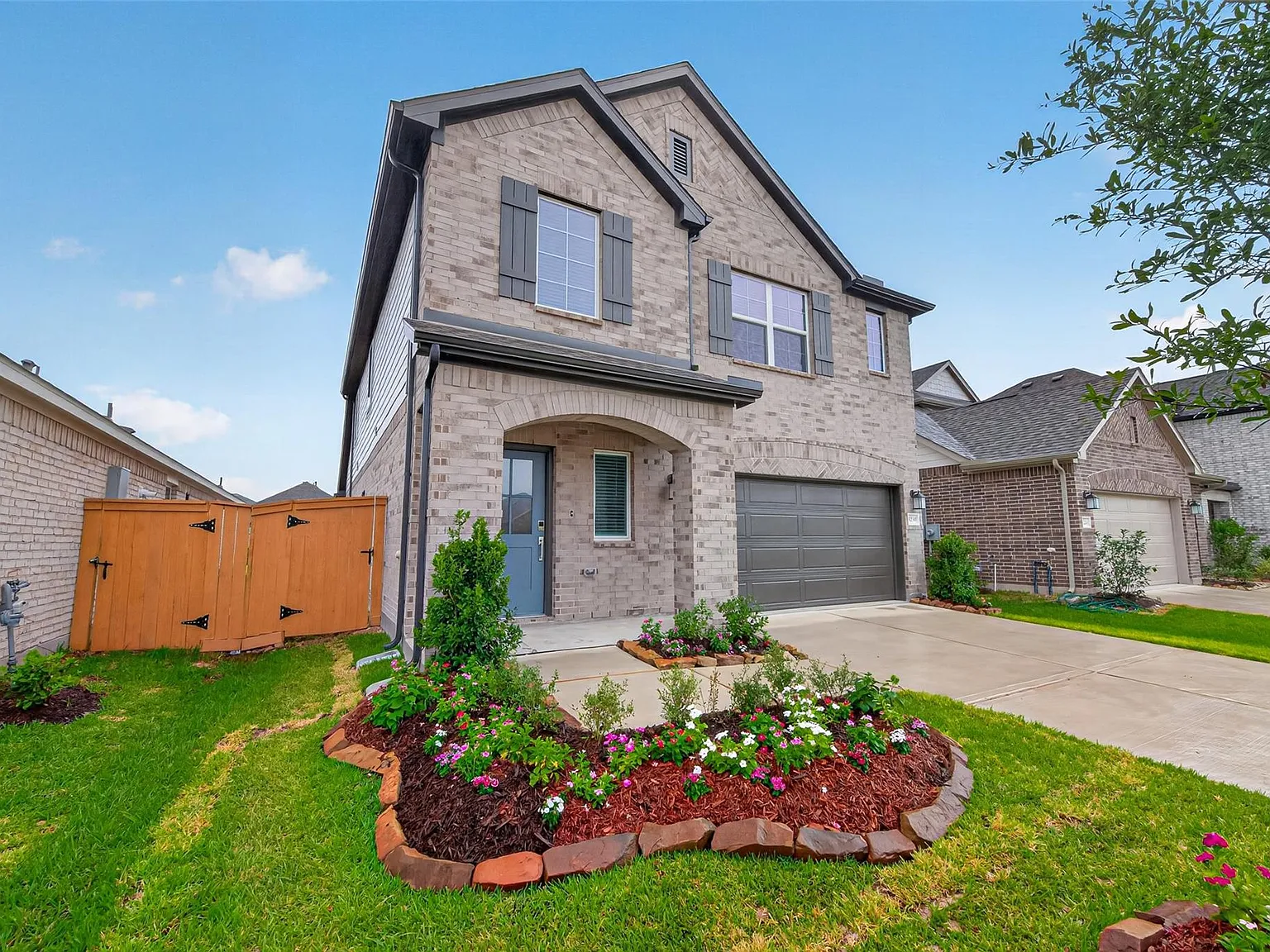 4 bed, 2.5 bath, $3,100 — Photo 2
