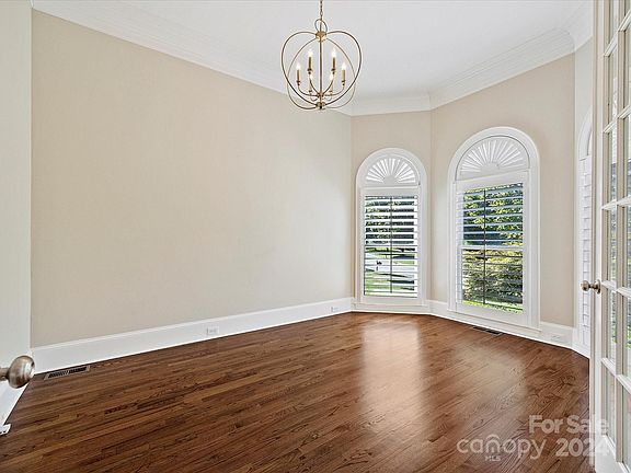 5th image of 7512 Meadowgate Ln